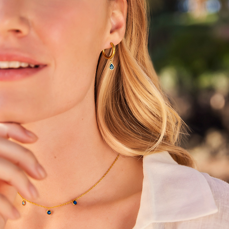 Goldener Schmuck mit blauen Steinen