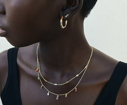 Goldener Damenschmuck mit bunten Steinen von s.Oliver