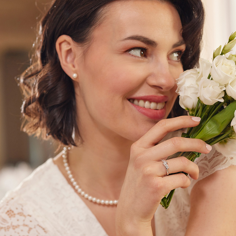 Silberring und Perlenschmuck Braut trägt silbernen Ring und Perlenschmuck