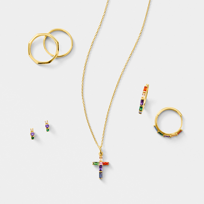 Goldener Damenschmuck mit bunten Schmucksteinchen