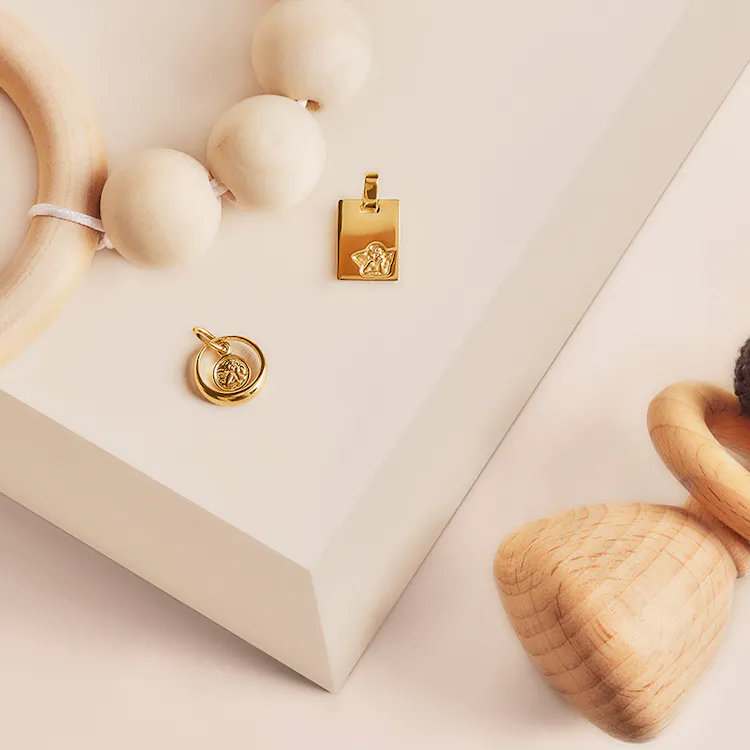 Goldene Anhänger mit Engelmotiv für Kinder Goldene Anhänger mit Engelmotiv für Kinder