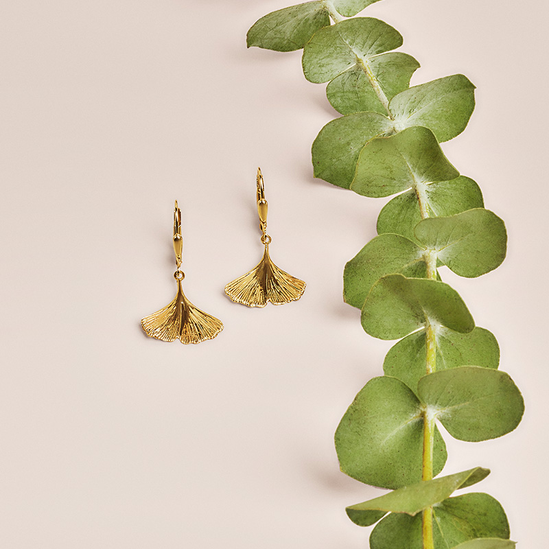 Goldene Ohrhänger mit Ginkgoblatt Motiv für Damen